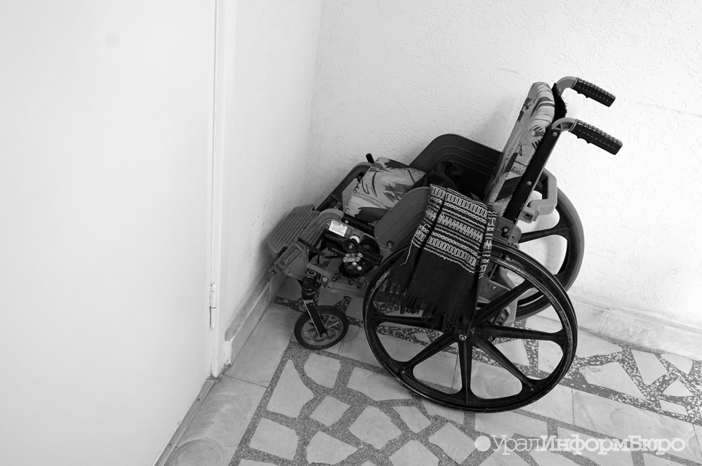 В Екатеринбурге инвалид-колясочник полгода не мог получить пенсию из-за щебня перед банком