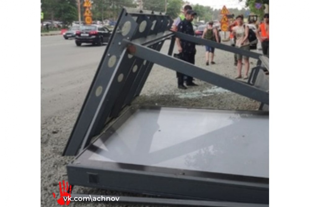 В Челябинске на школьника упала новая автобусная остановка