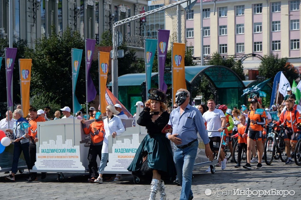 Первое праздничное шествие: многотысячная колонна с барабанщицами прошла по Екатеринбургу