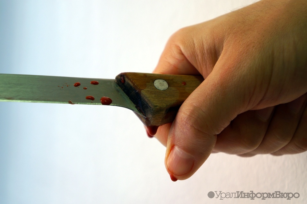 Житель Югры ранил ножом покупателя в магазине