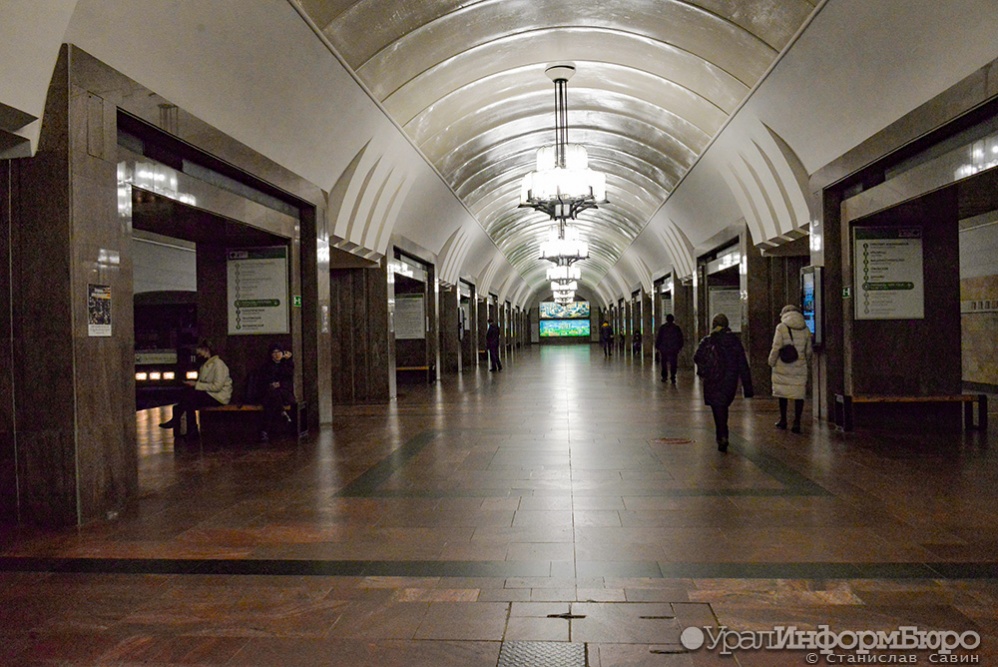 Закрытие участка метро. Метро екатеринбург вестибюль. Метро екатеринбург закрыто. Метро заклеены станции. Станция метро площадь 1905 года екатеринбург.