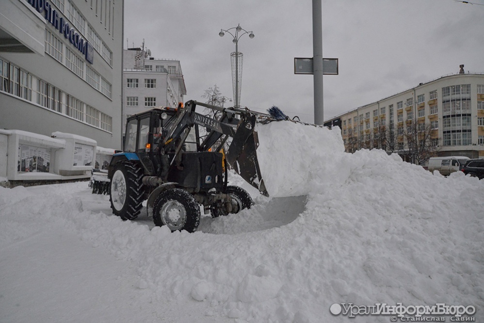 Замглавы Екатеринбурга назвал ситуацию со снегом в городе близкой к ЧС