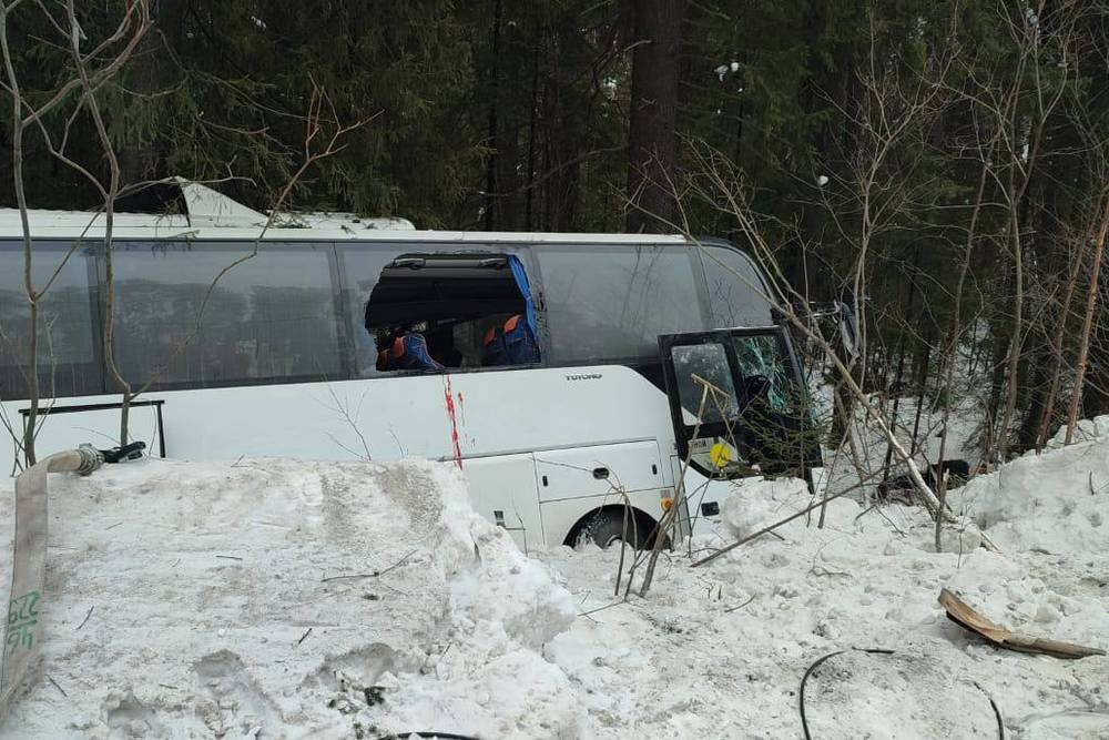 Глава Новоуральска пообещал помощь семьям погибших в ДТП с автобусом детской хоккейной команды