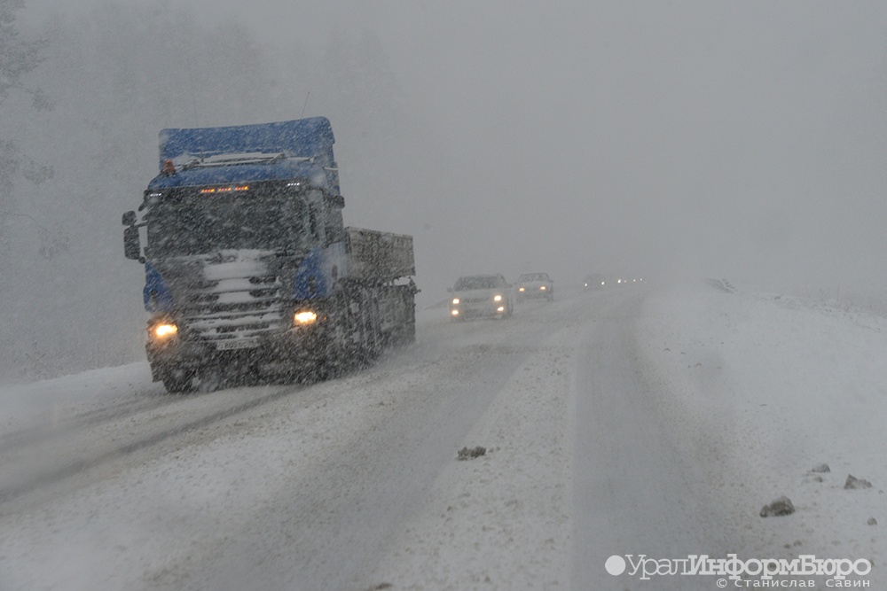 Непогода на свердловских трассах: на Пермский тракт не пускают грузовики, на Тюменском – сильный ветер
