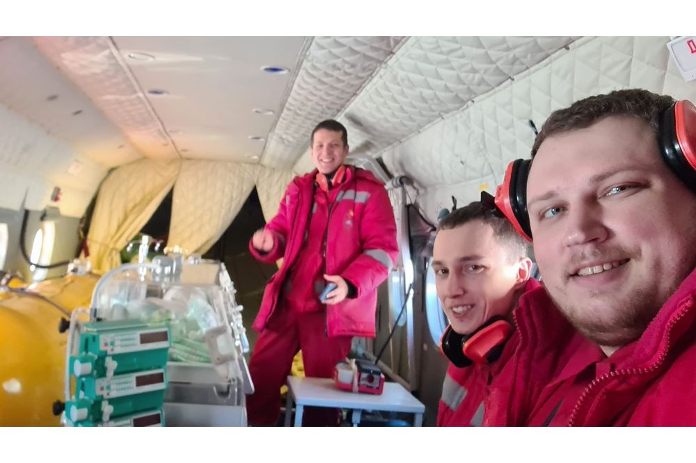 Близнецов, родившихся на седьмом месяце беременности, вертолетом доставили в Екатеринбург 