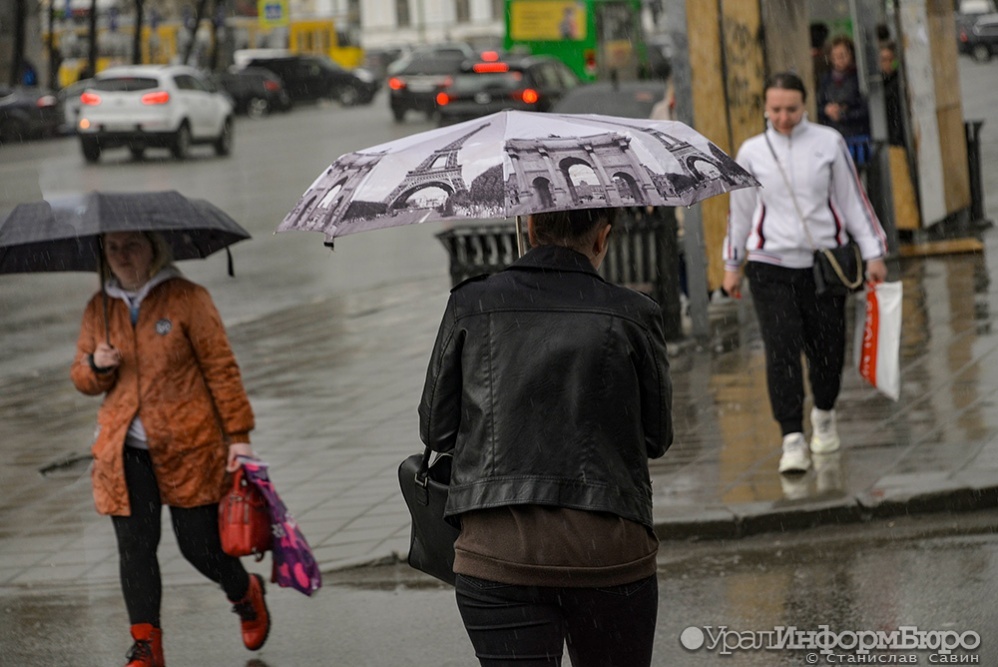 "Ржавый" дождь идет в Свердловскую область