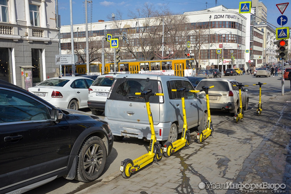 В Екатеринбурге девушка на электросамокате въехала в пешехода и сломала себе нос