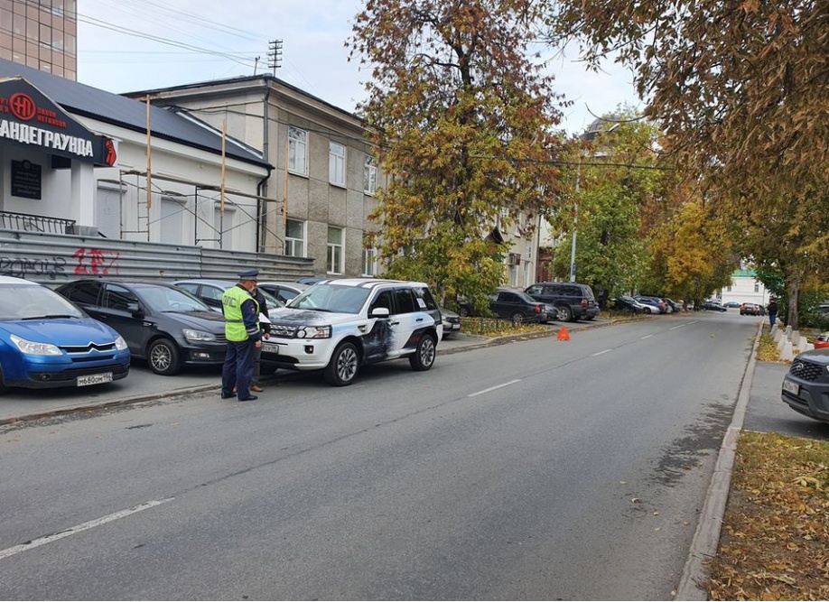 Внедорожник сбил ребенка в центре Екатеринбурга на улице без пешеходных переходов