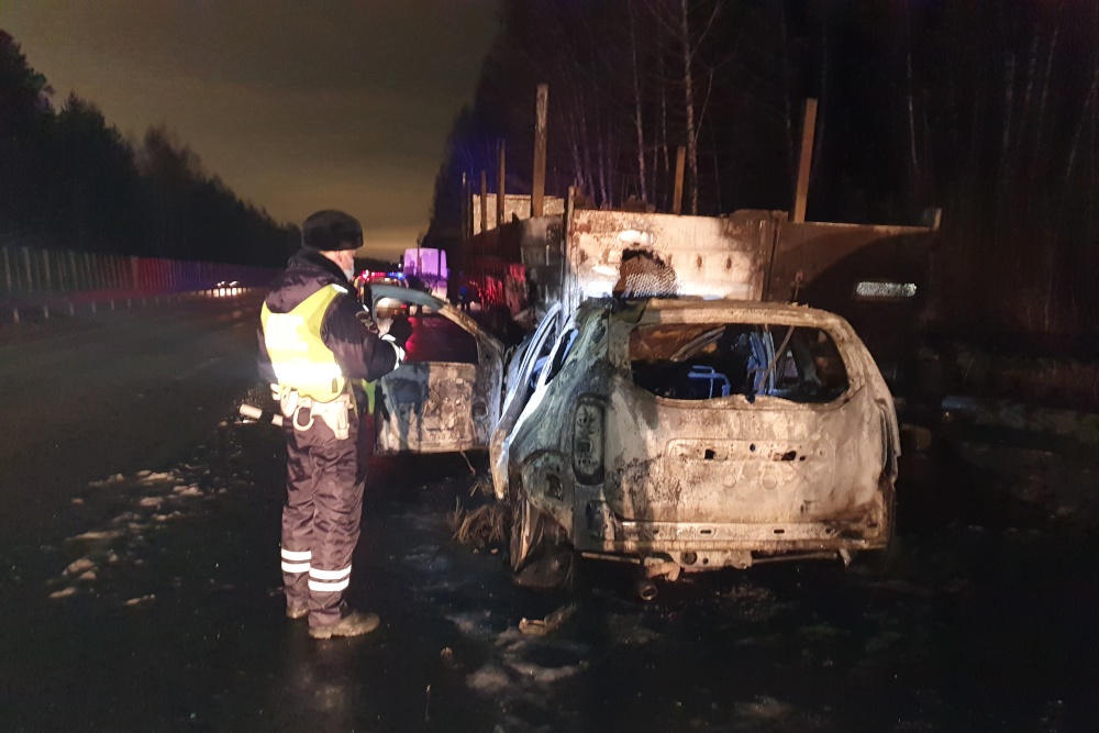 Водитель кроссовера сгорел заживо в ДТП под Екатеринбургом