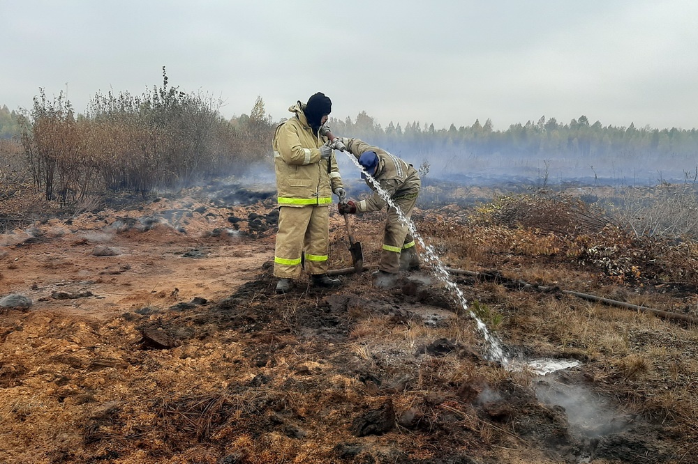 Спасатели взяли под контроль пожар, из-за которого Екатеринбург задыхается от запаха гари