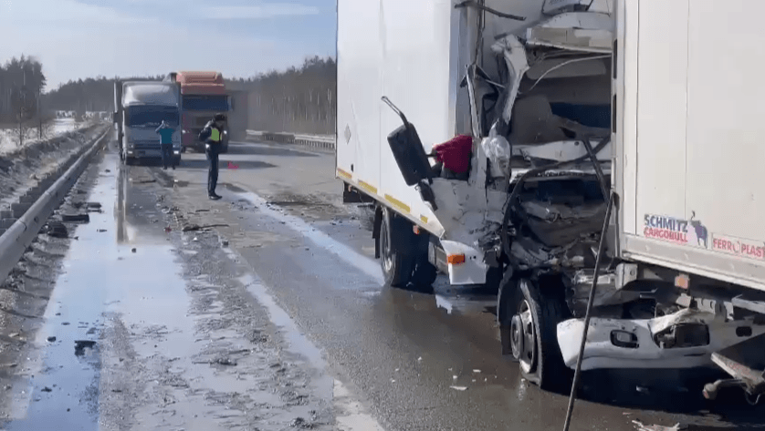 На ЕКАД грузовик врезался в фуру – водителя зажало в кабине