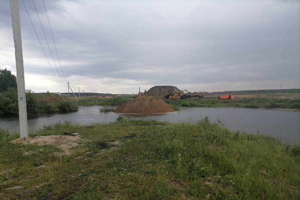 Водоем в Екатеринбурге засыпают землей – жители бьют тревогу