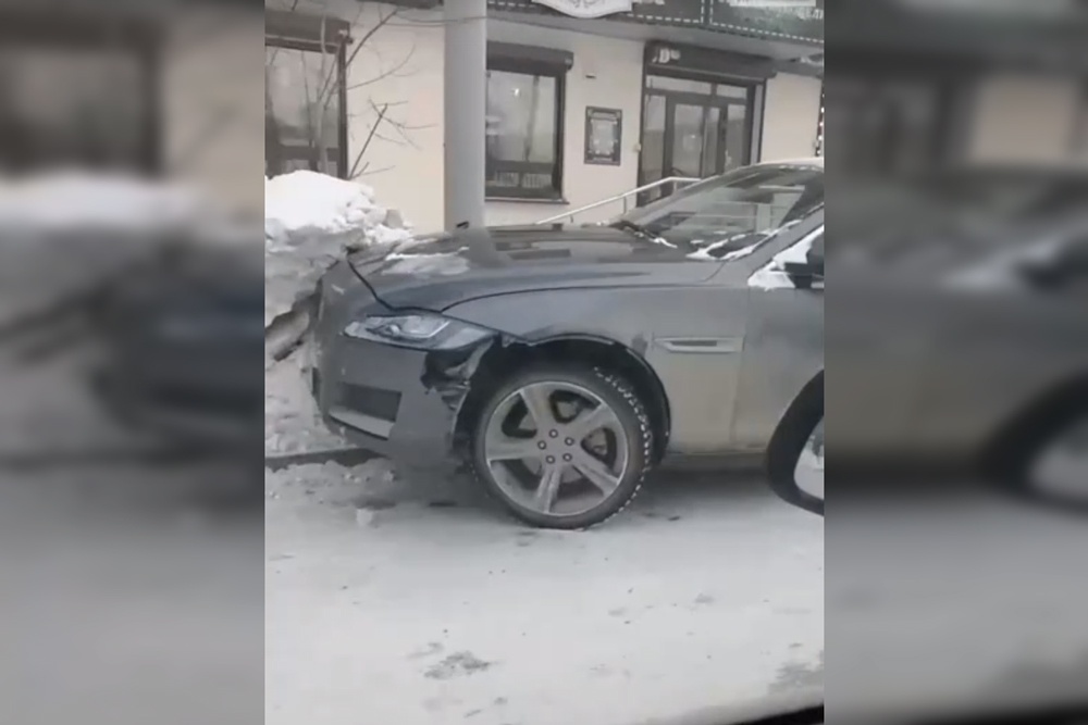 В центре Екатеринбурга в дорогой иномарке нашли труп