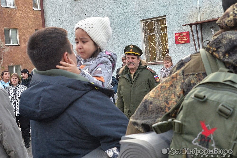Под детский плач и с поцелуями в Екатеринбурге проводили еще одну группу мобилизованных