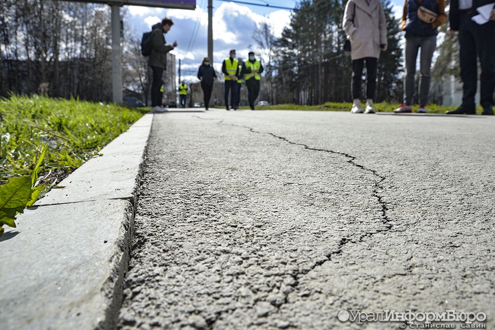 Трещины и просевшие люки: в Екатеринбурге после зимы проверили новый асфальт