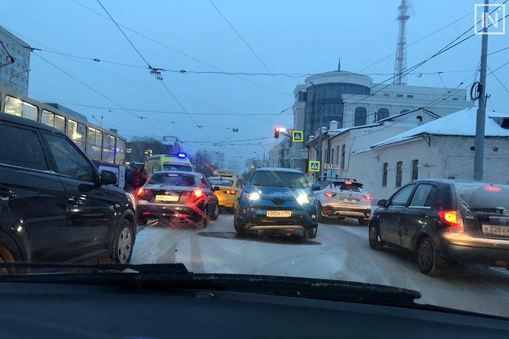 В Екатеринбурге иномарка сбила ждущих трамвая на остановке