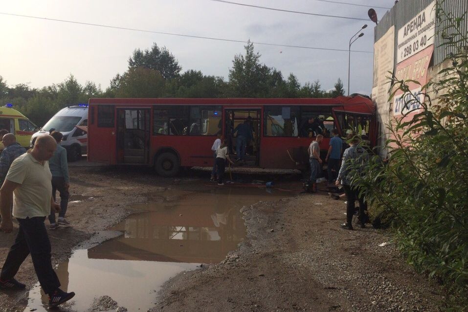 Пострадали дети: в Перми автобус протаранил строительный магазин 