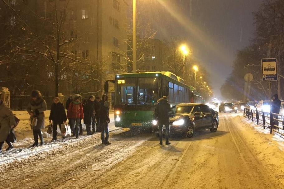 Снег смешал планы екатеринбургских водителей. В городе череда ДТП
