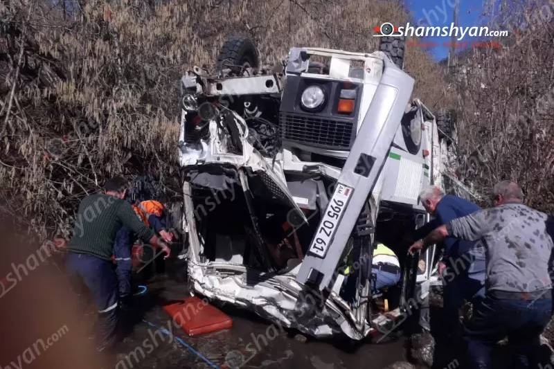 В Армении школьный автобус упал с большой высоты в реку
