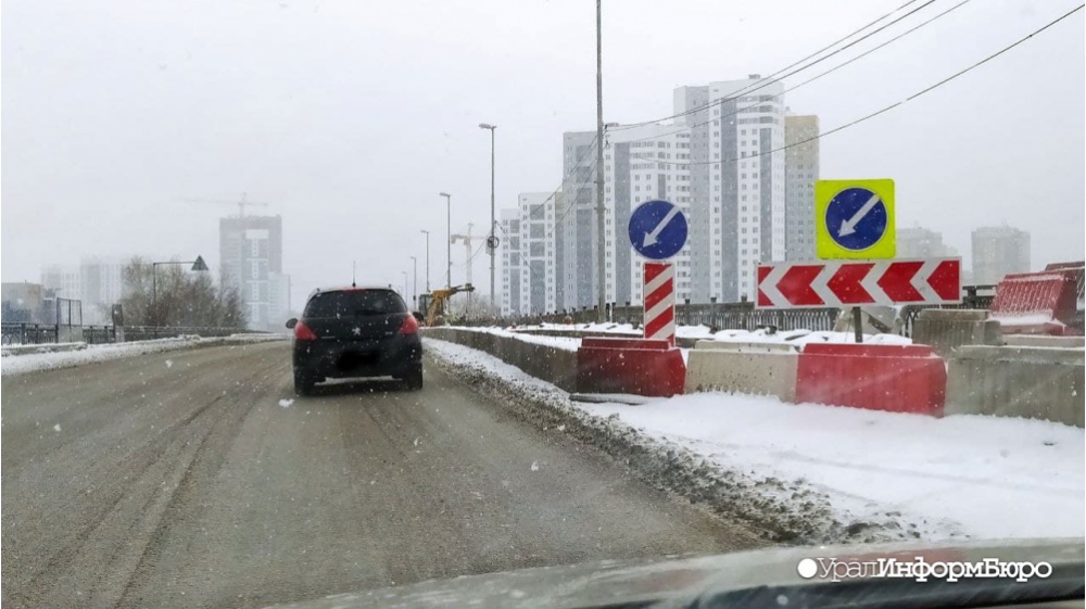 Ждем пробок: мост на Блюхера в Екатеринбурге сузили до одной полосы