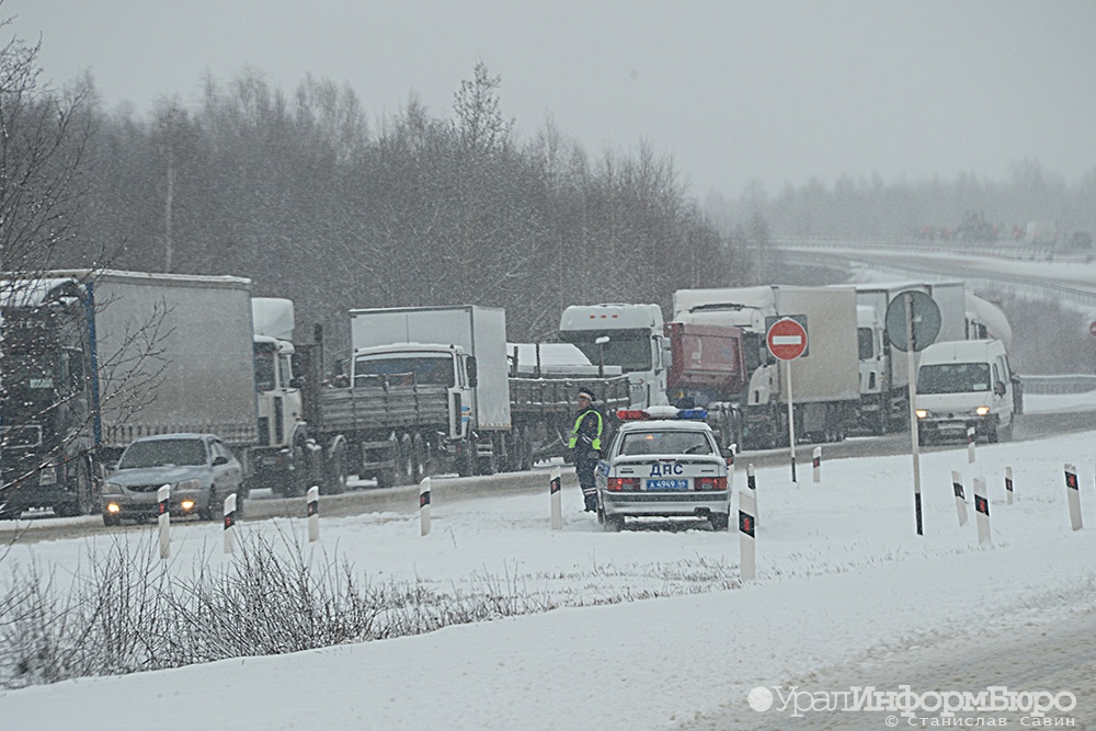 В Челябинской области снова продлили ограничение на проезд по трассе М-5 грузовиков и автобусов