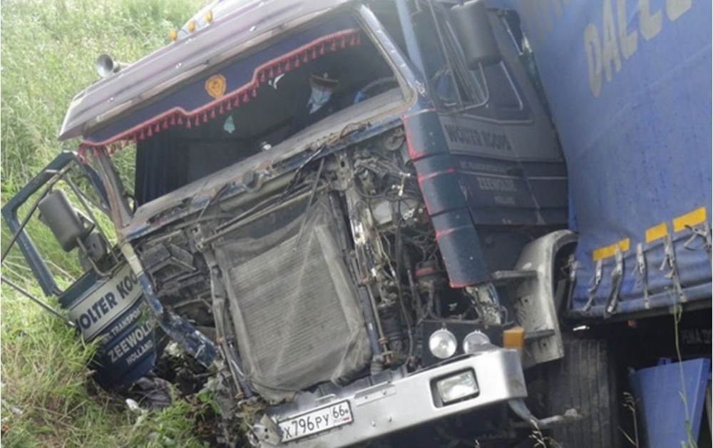 Странное ДТП на Тюменском тракте: легковая машина протаранила грузовик