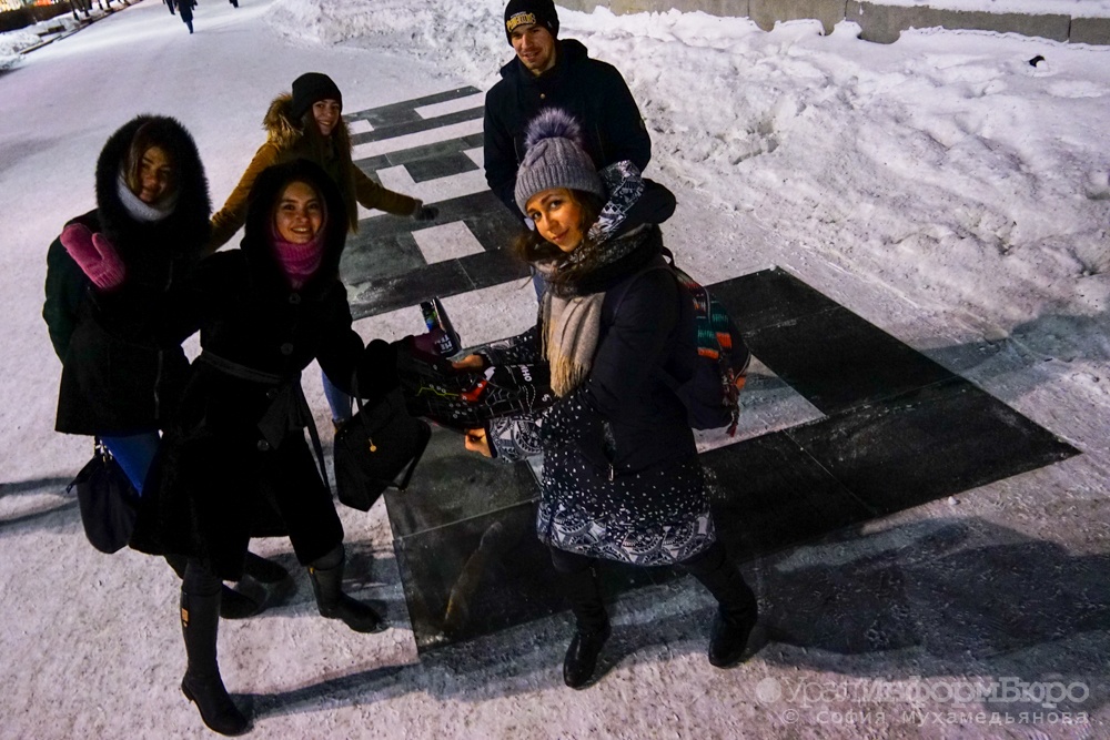 почему в екатеринбурге холодно. почему в екатеринбурге холодно. туристы в екатеринбурге холод. непогода на урале. почему в екатеринбурге холодно.