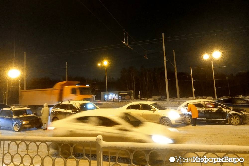В Екатеринбурге на проспекте Космонавтов столкнулись четыре автомобиля