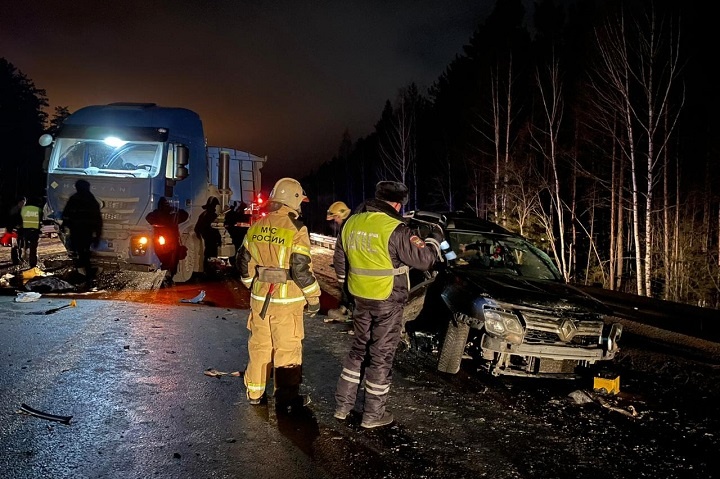 Два человека погибли в массовой аварии с грузовиками на Серовском тракте