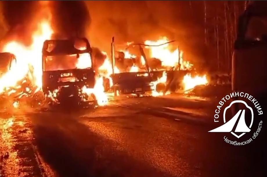 Загоревшиеся грузовики заблокировали движение по трассе в Челябинской области