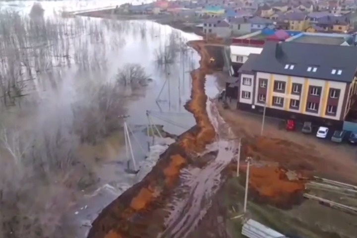 Жители поселка под Оренбургом сами построили дамбу, чтобы спастись от воды