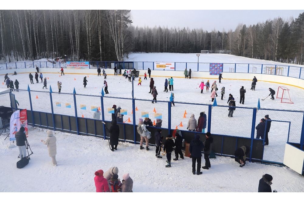 ЕВРАЗ помог оборудовать хоккейный корт в Горноуральском