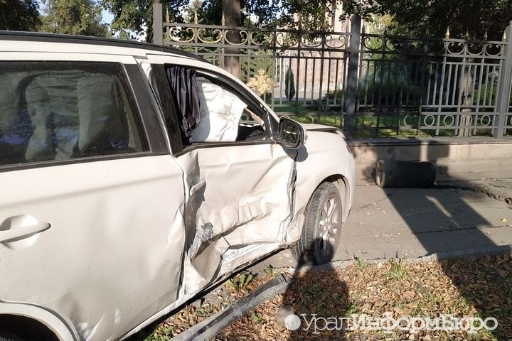 Иномарка атаковала ограду штаба ЦВО в центре Екатеринбурга