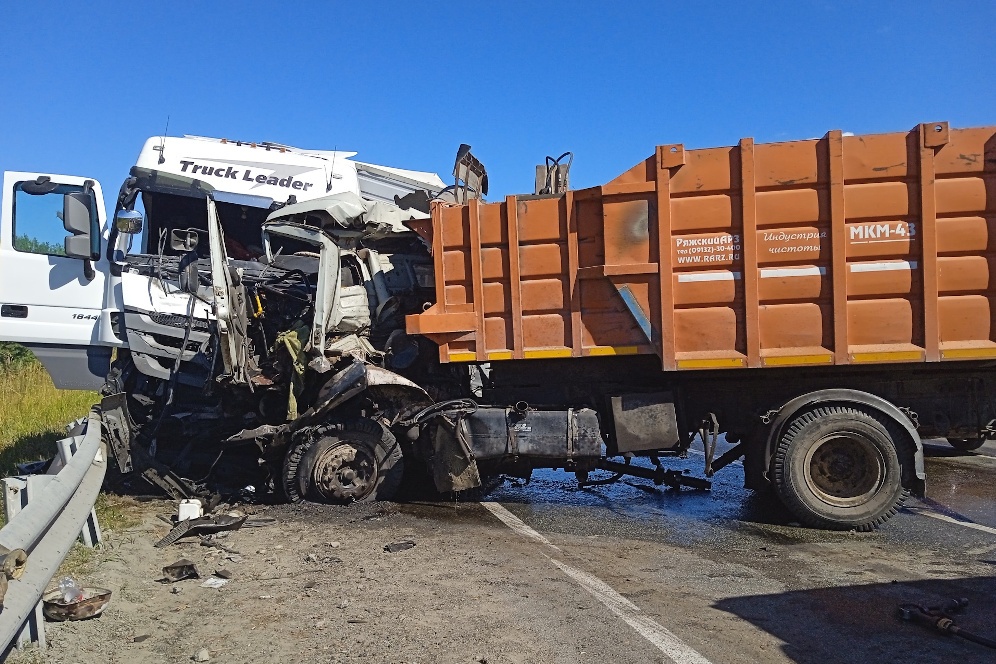 Водитель одного из трех столкнувшихся на ЕКАД грузовиков скончался