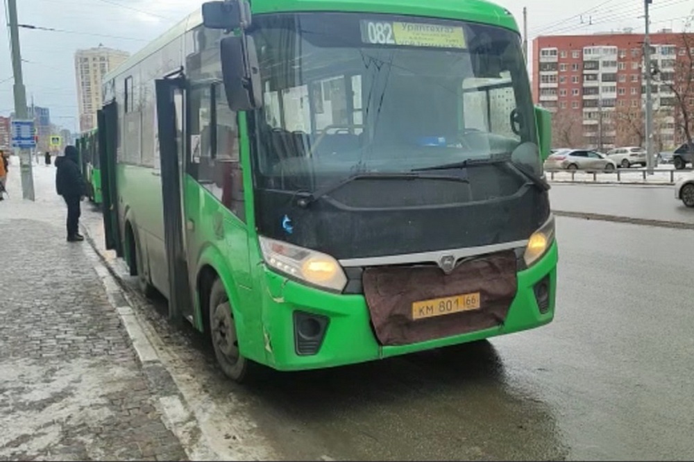 В Екатеринбурге трехлетний малыш повредил спину в резко затормозившем автобусе