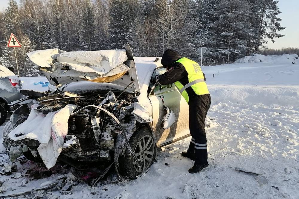 В снегопад на севере Свердловской области в ДТП разбилась семья из Североуральска