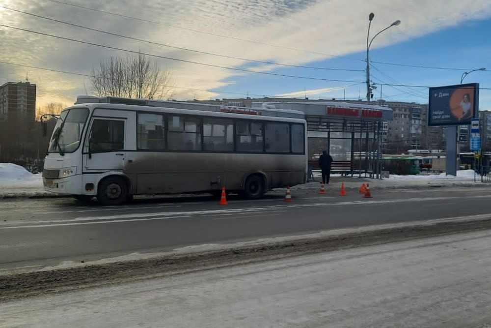 В Екатеринбурге студентка попала в больницу после ДТП с автобусом 