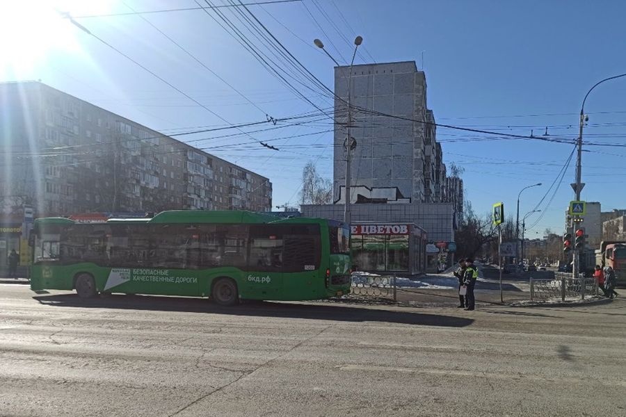 В Екатеринбурге автобус проехал на красный свет и сбил ребенка на "зебре" 