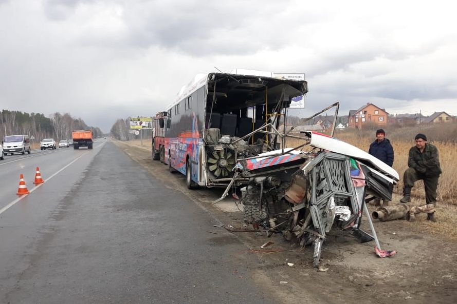 На тюменской трассе грузовик протаранил автобус с 16 пассажирами
