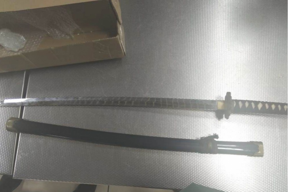 В Кольцово задержали женщину с японским мечом