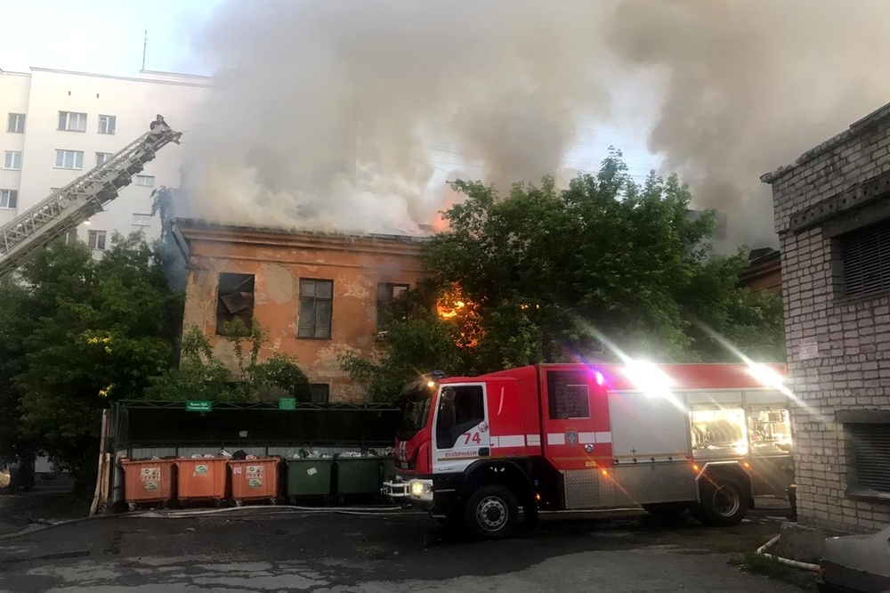 В Екатеринбурге вспыхнуло здание бывшей школы
