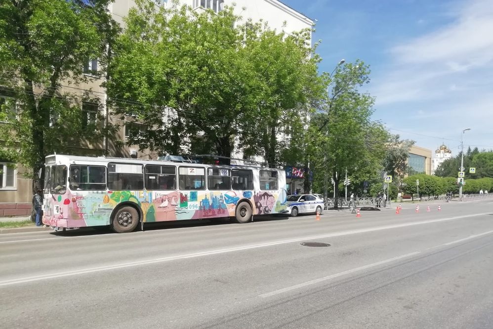 В Екатеринбурге устанавливают личность погибшего под колесами троллейбуса