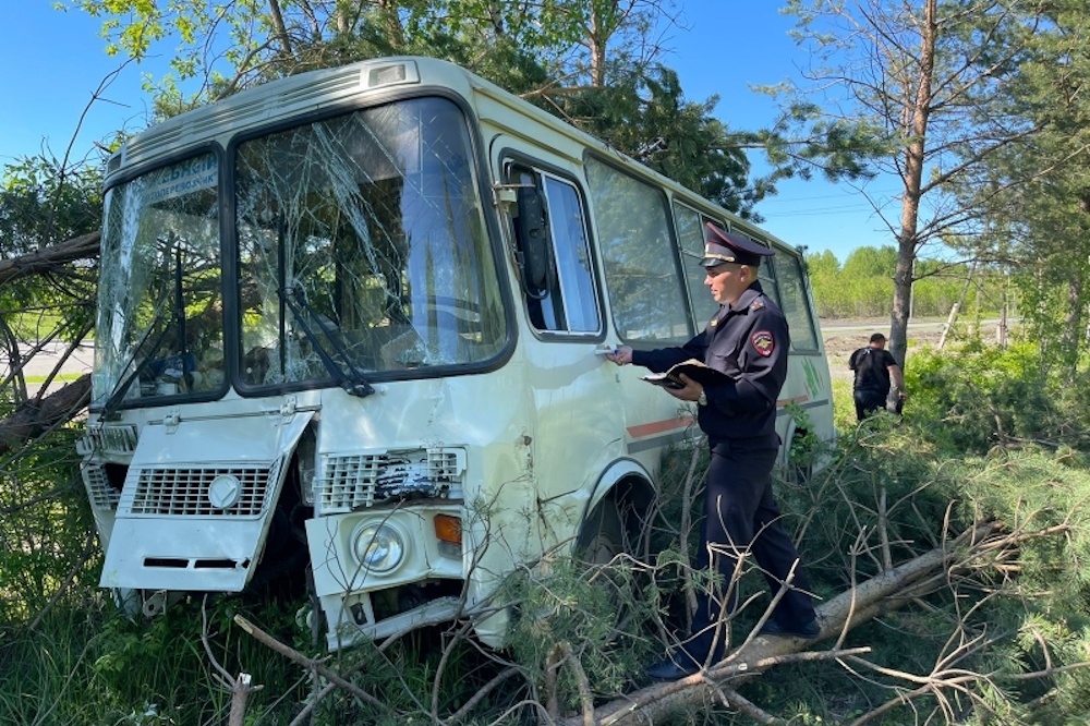 На Урале автобус с рабочими попал в ДТП из-за потерявшего сознание водителя