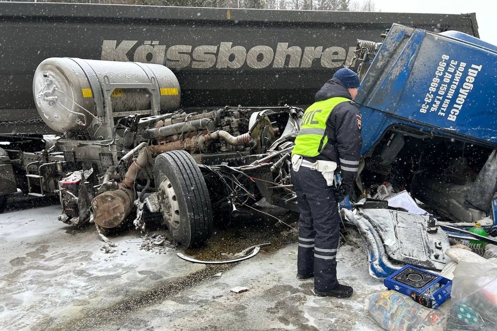 В Свердловской области тонар повредил четыре автомобиля
