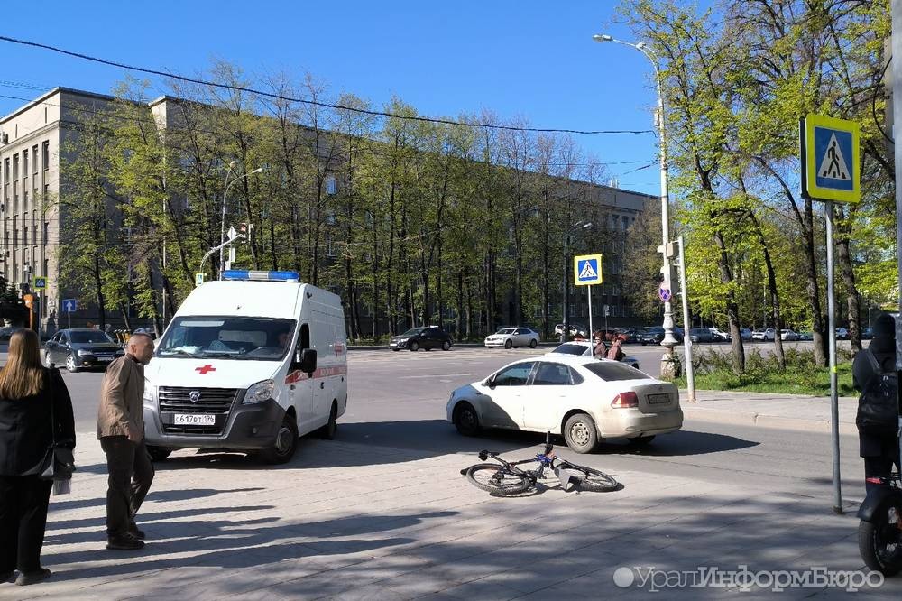 Такси сбило велосипедиста в Екатеринбурге
