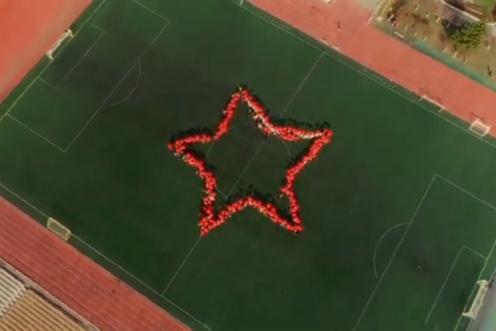 Школьники Верхней Пышмы поздравили горожан с Днем Победы