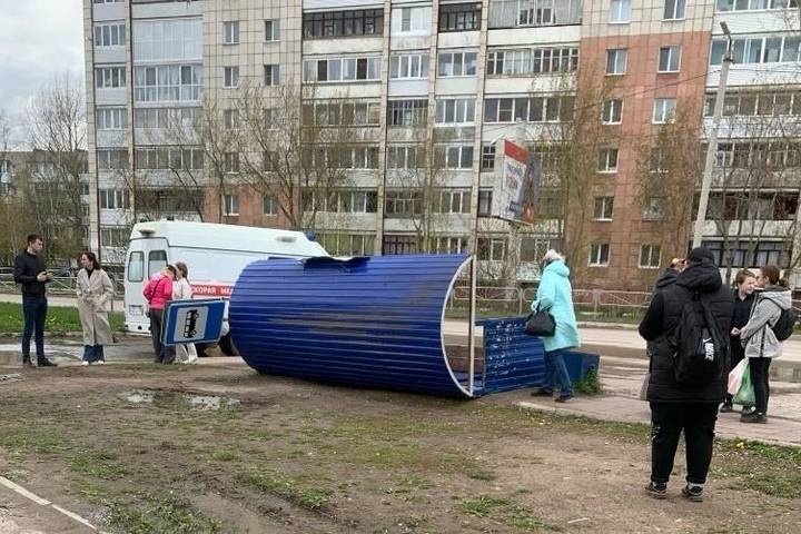 Автобусная остановка упала на ребенка в Пермском крае