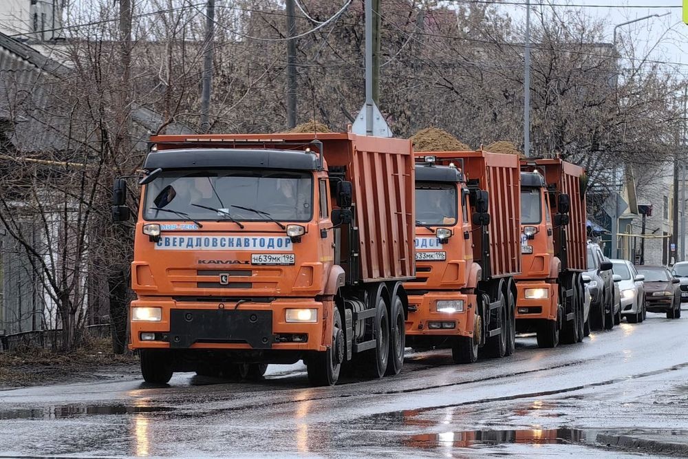 Грузовики из Свердловской области перевезут 200 тысяч тонн грунта для укрепления дамбы в Кургане