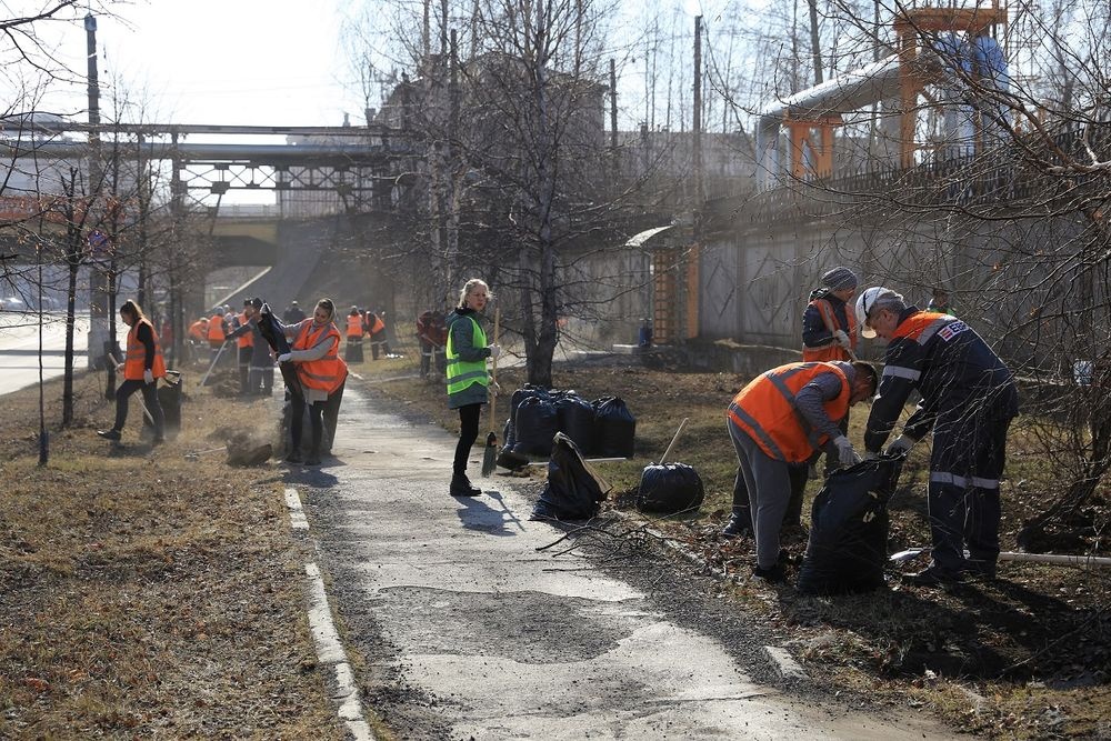 Тысячи сотрудников ЕВРАЗа вышли на весеннюю уборку в городах Урала и Сибири