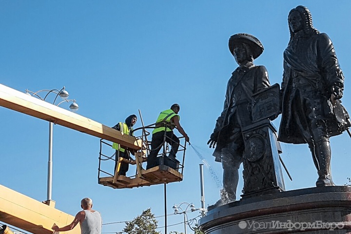 В спор о фотографиях памятника Татищеву и де Геннину втянут новых участников 